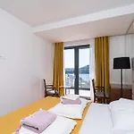 Laurus Five Stars 公寓 *