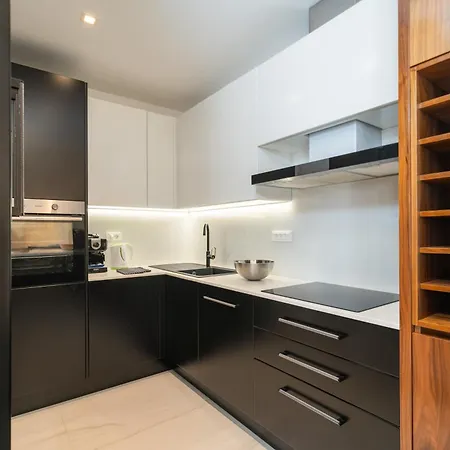 Laurus Five Stars Apartment