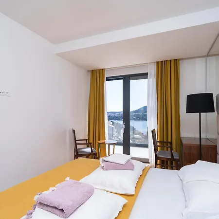 Laurus Five Stars 公寓 *