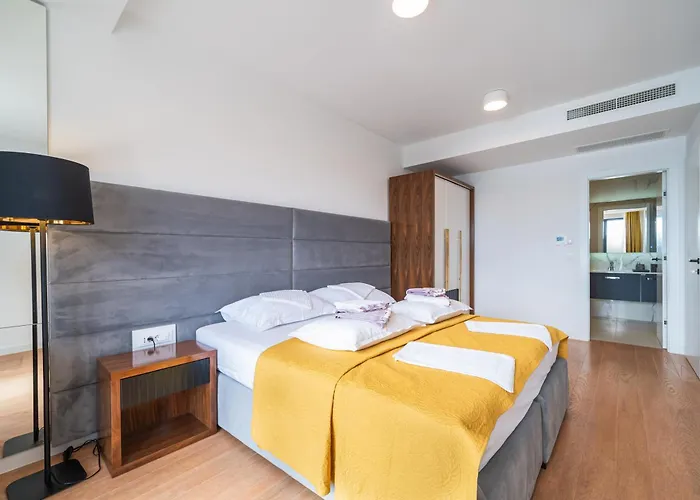 Апартаменты Laurus Five Stars